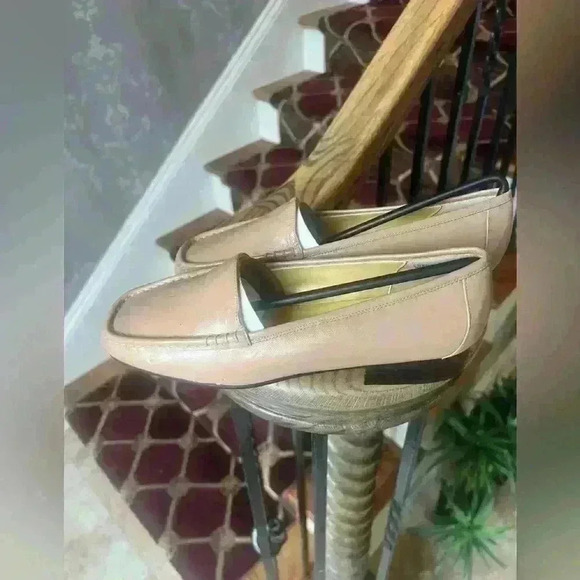 Bellini leather ladies tan loafers 7 Medium. Brand New NWOT. Perfect condition. - Picture 5 of 15